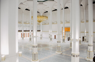 Innenansicht Moschee mit vielen weißen Säulen